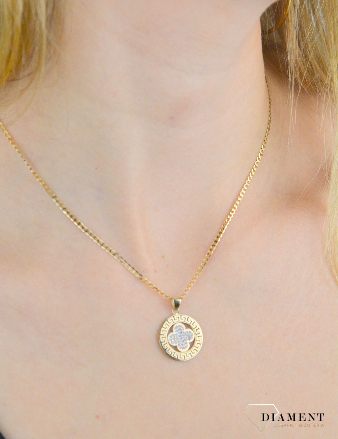 Złota zawieszka 585 koniczynka w cyrkoniach z drogą grecką ZA 7438 585.jpg